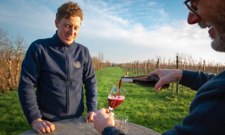 Gooische Grape Ale Rood ingeschonken door brouwer Gijs Troost onder toeziend oog van Diederik Beeker van het Betuws Wijndomein